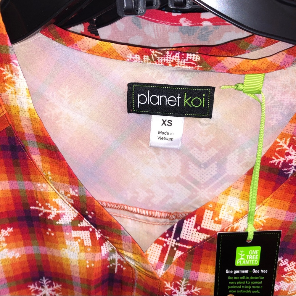 NWT Planet Koi orange plaid snowflake pattern short sleeve scrub top - Picture 8 of 11